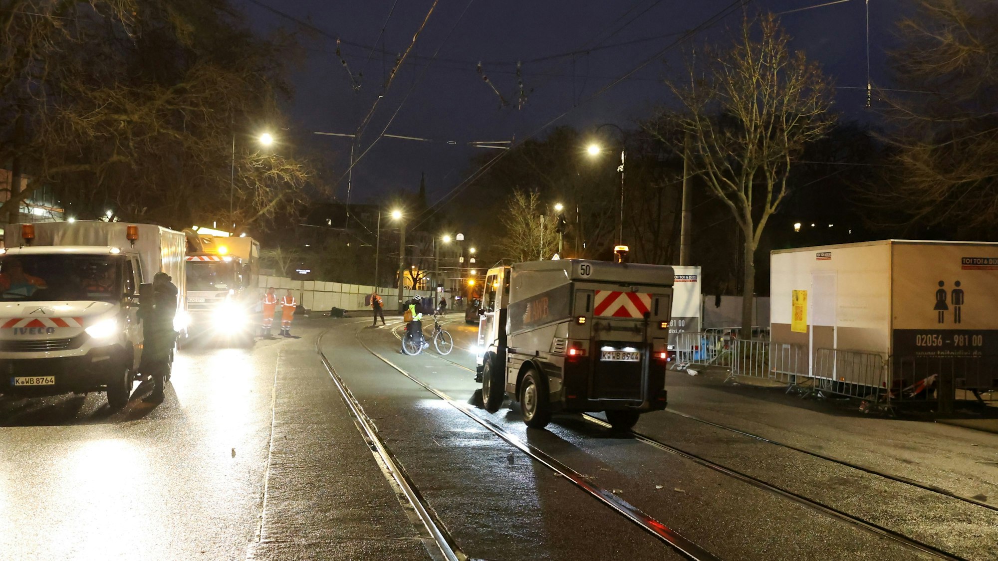 Eine Kehrmaschine der Kölner AWB befreit eine Straße von Karnevalsmüll.