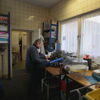 Hannelore Anders sortiert Kleidung.