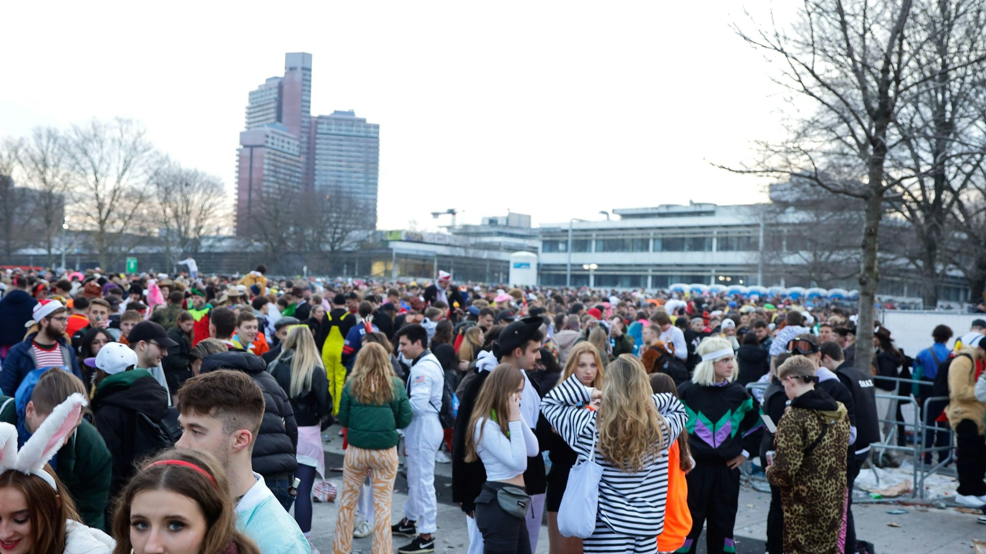 Karnevalsauftakt in Köln: Feiernde an der Uni-Wiese und Umgebung zu Weiberfastnacht.