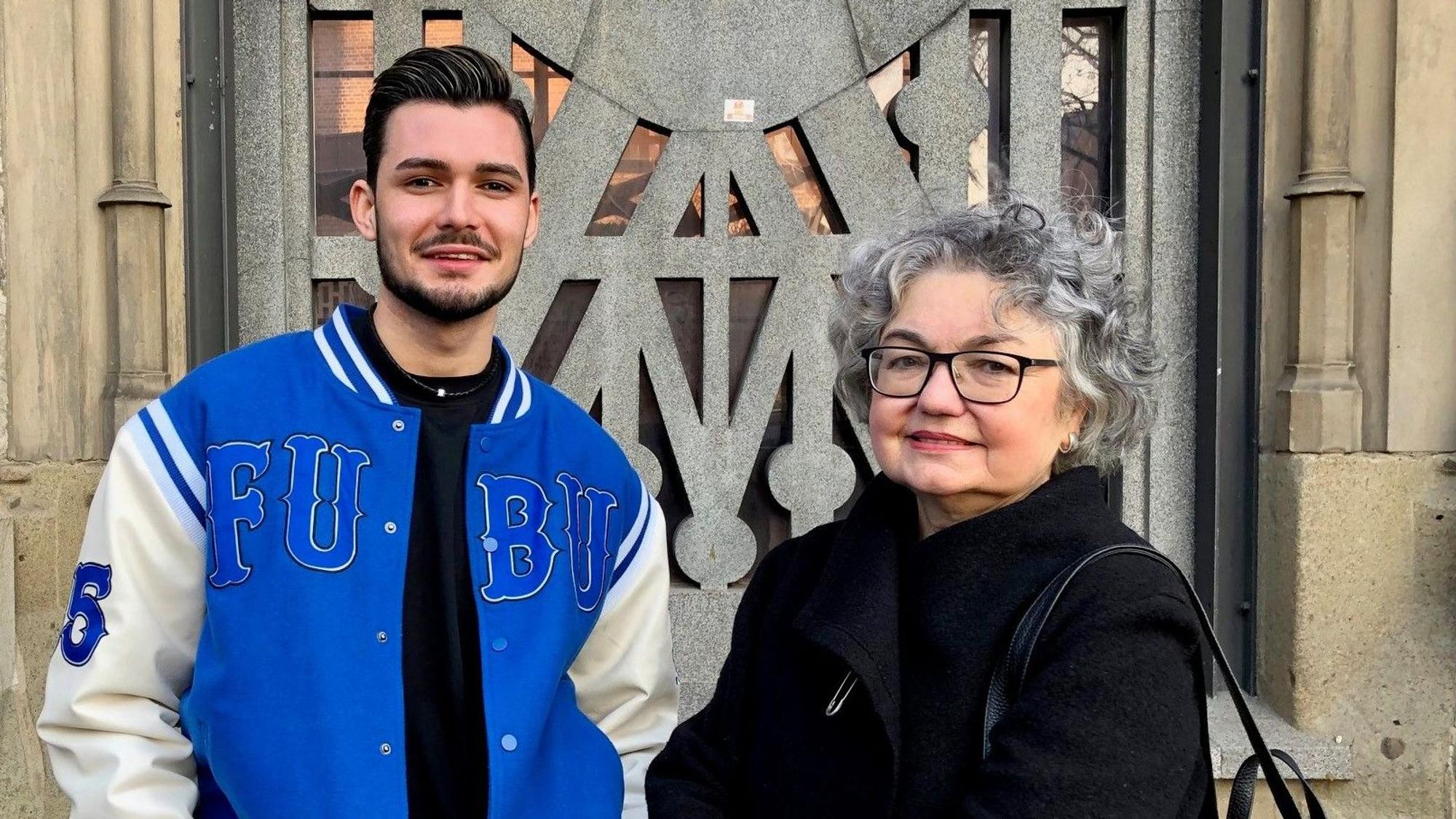 Milad, 18, aus dem Iran und seine ehrenamtliche Vormundin Hanna Dirk aus Bensberg stehen vor der St. Mauritius Kirche in Köln