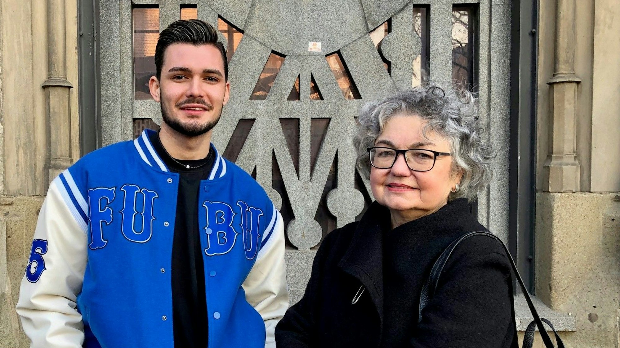 Milad, 18, aus dem Iran und seine ehrenamtliche Vormundin Hanna Dirk aus Bensberg stehen vor der St. Mauritius Kirche in Köln