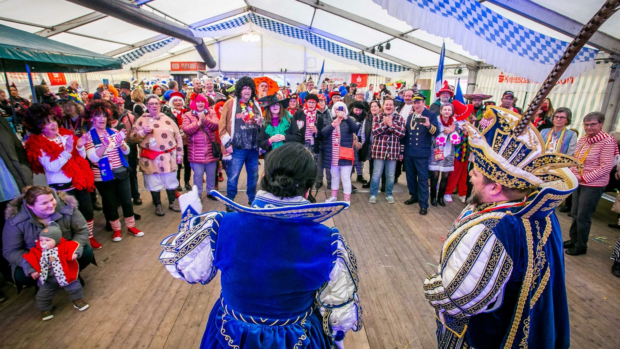 Im Festzelt trat das Prinzenpaar der Narrenzunft auf. Vor dem Prinzenpaar standen Zuschauerinnen und Zuschauer, die verkleidet waren.