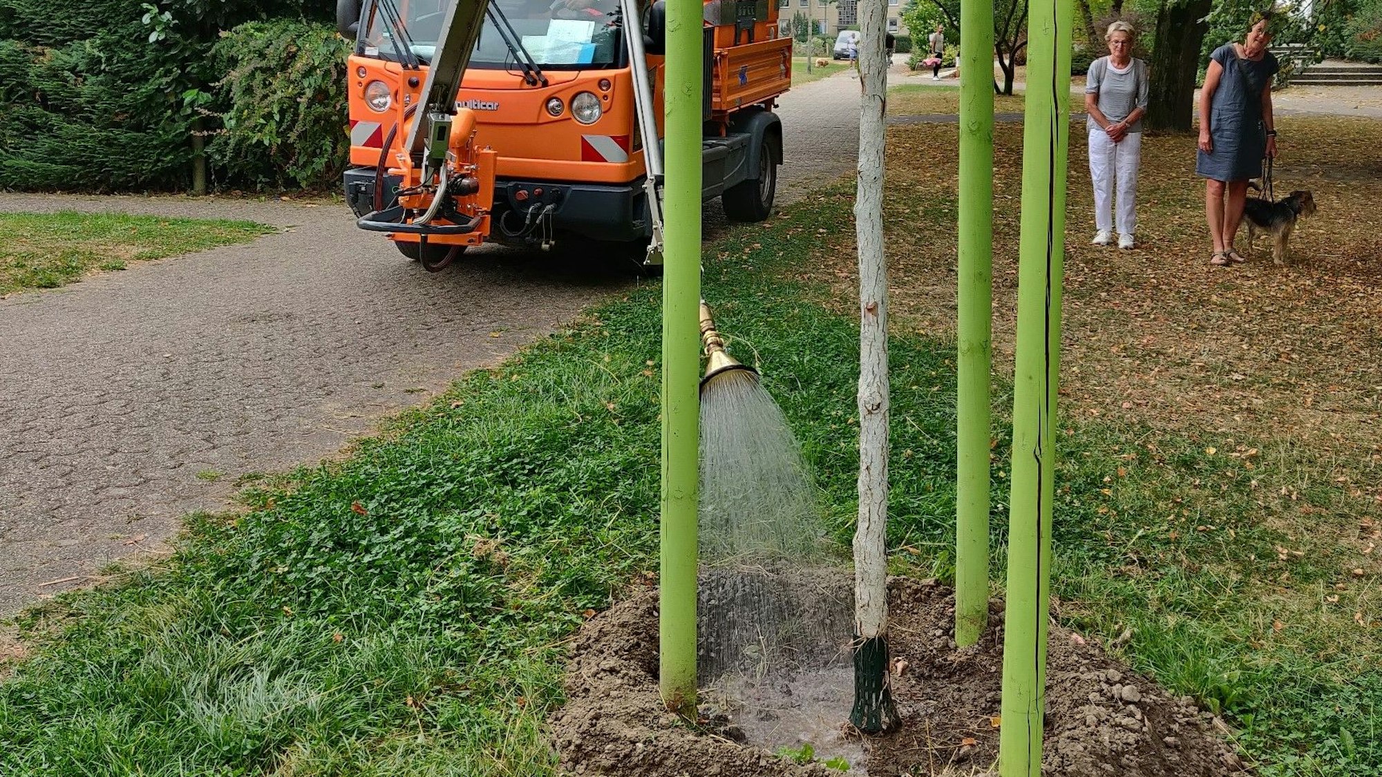 Bauhof beim Baumgießen mit einer ferngesteuerten Spritze im Stadtpark