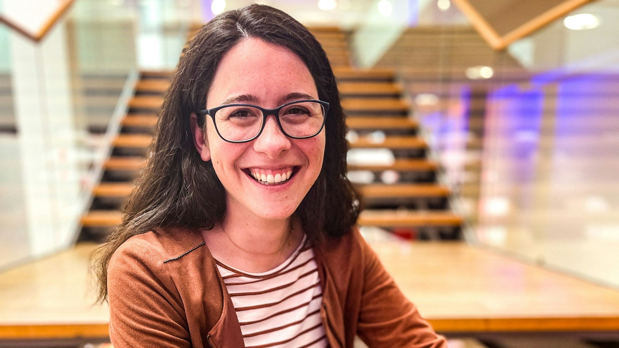 Es ist Romina Plonsker zu sehen, wie sie in die Kamera lächelt.