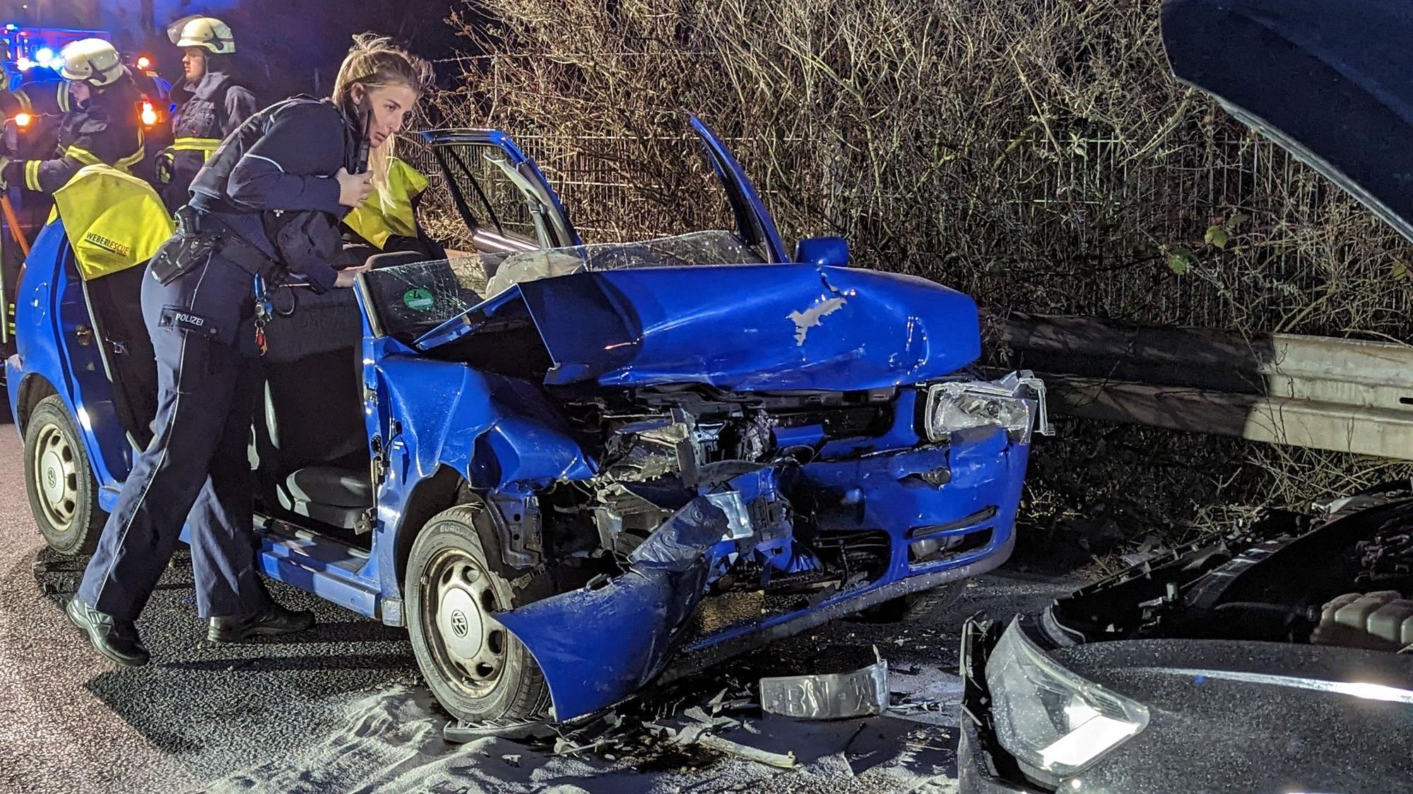 Die Feuerwehr musste den Fahrer eines Kleinwagens aus dem Wagenwrack befreien.
