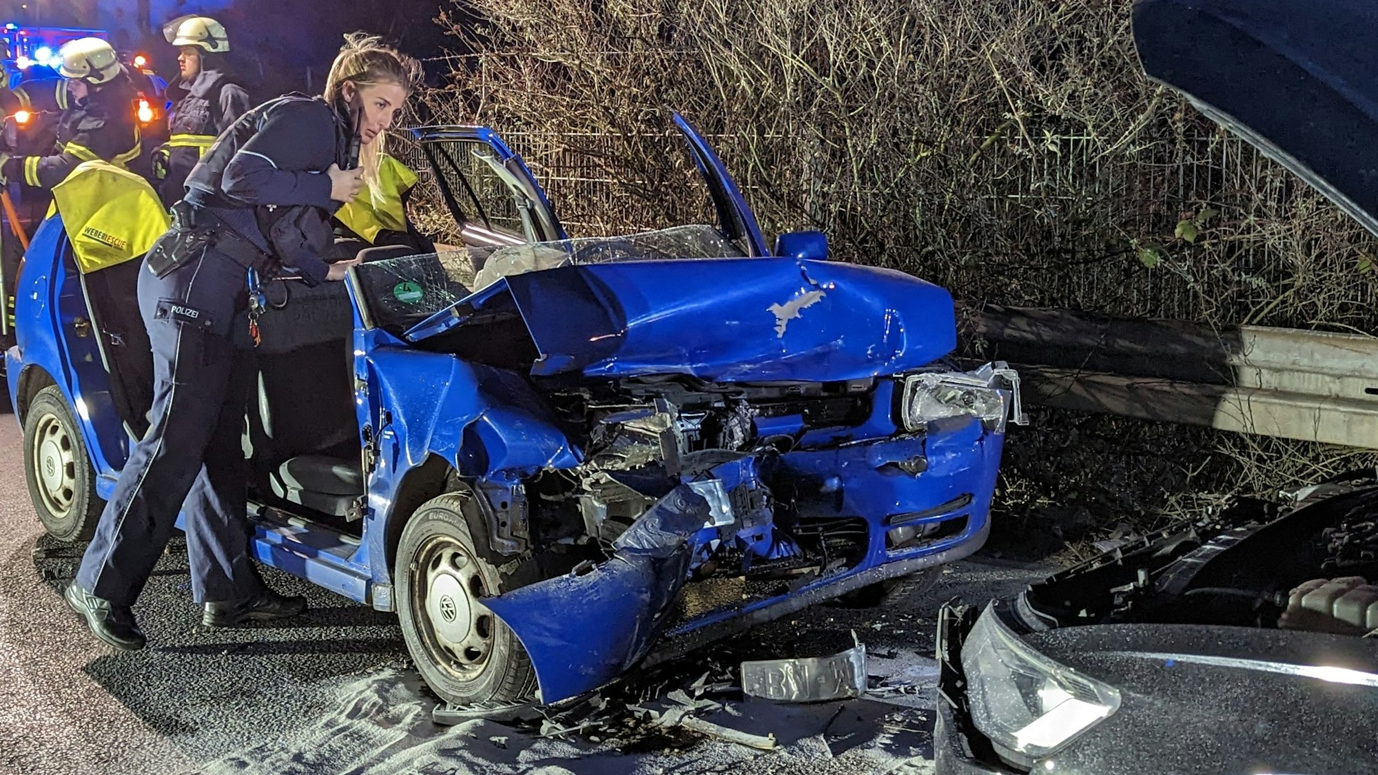 Die Feuerwehr musste den Fahrer eines Kleinwagens aus dem Wagenwrack befreien.