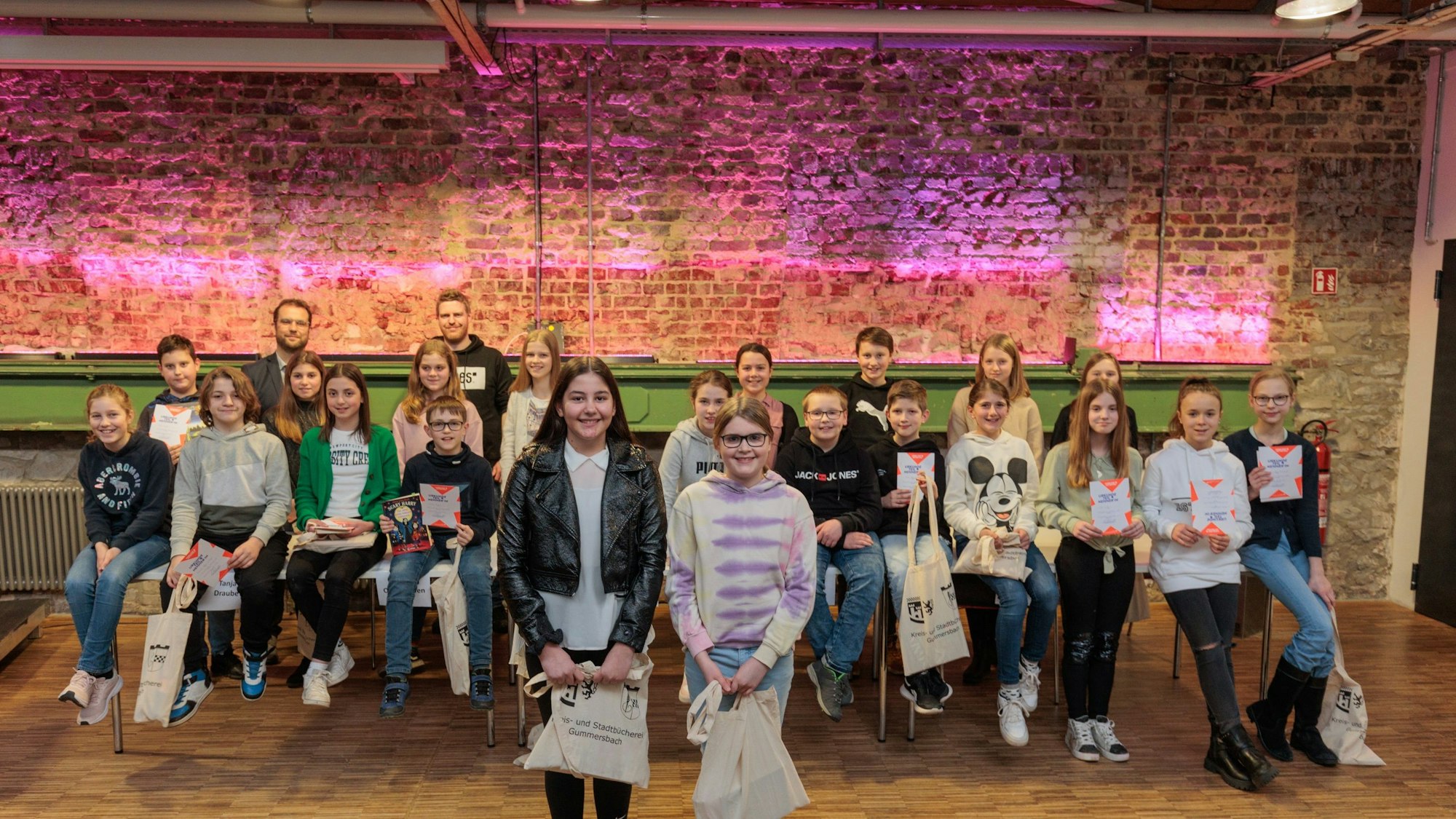 Die Siegerinnen mit den anderen Teilnehmenden des Vorlesewettbewerbs.