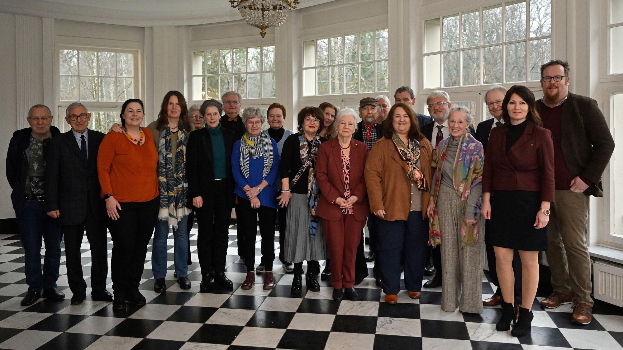 Im Schloss Eulenbroich stellten sich die Autorinnen und Organisatoren des Wettbewerbs der Gruppe 48 für ein Gruppenfoto.