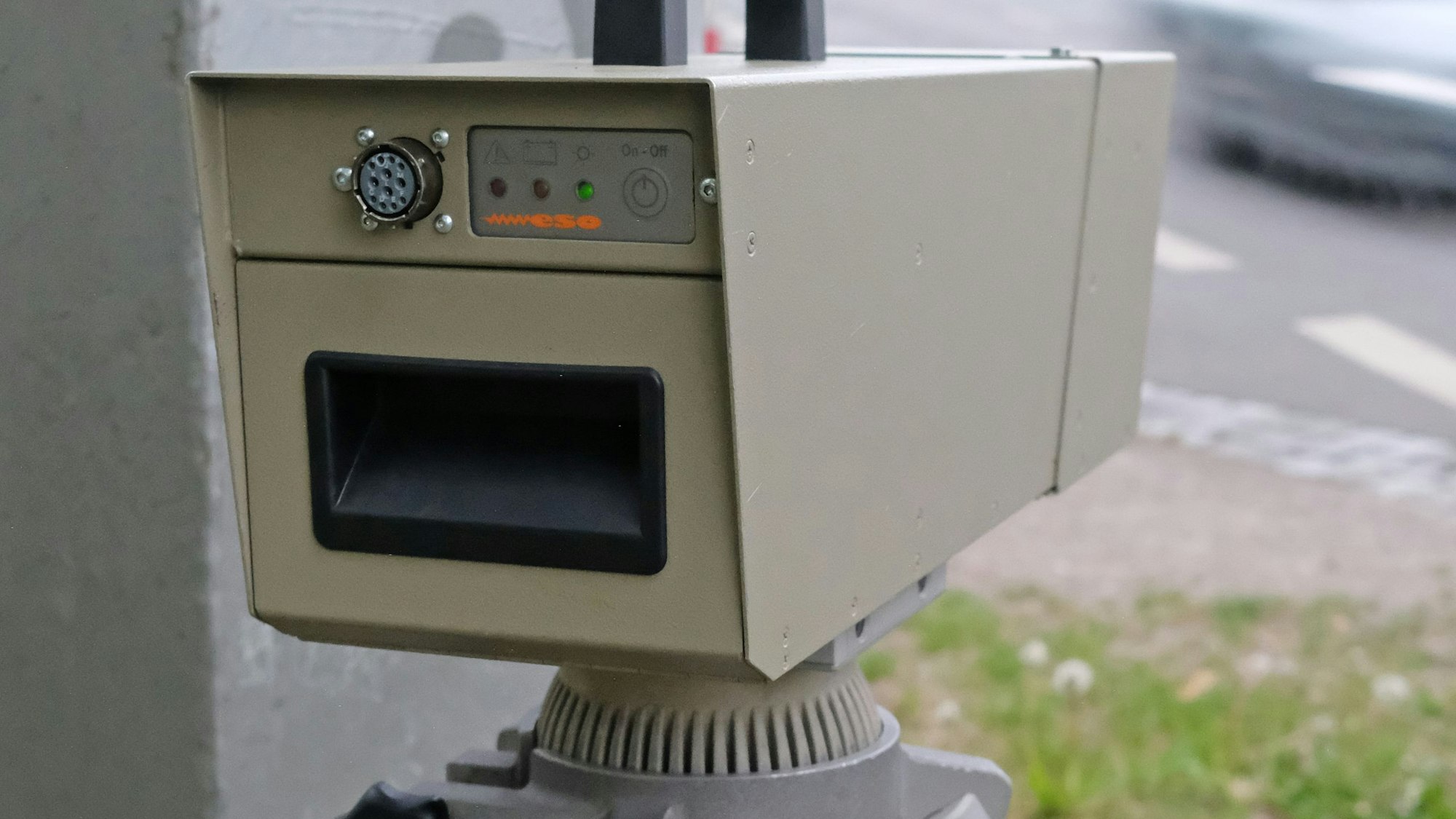 Die Kamera einer Geschwindigkeitsmesseinrichtung während einer Verkehrskontrolle.