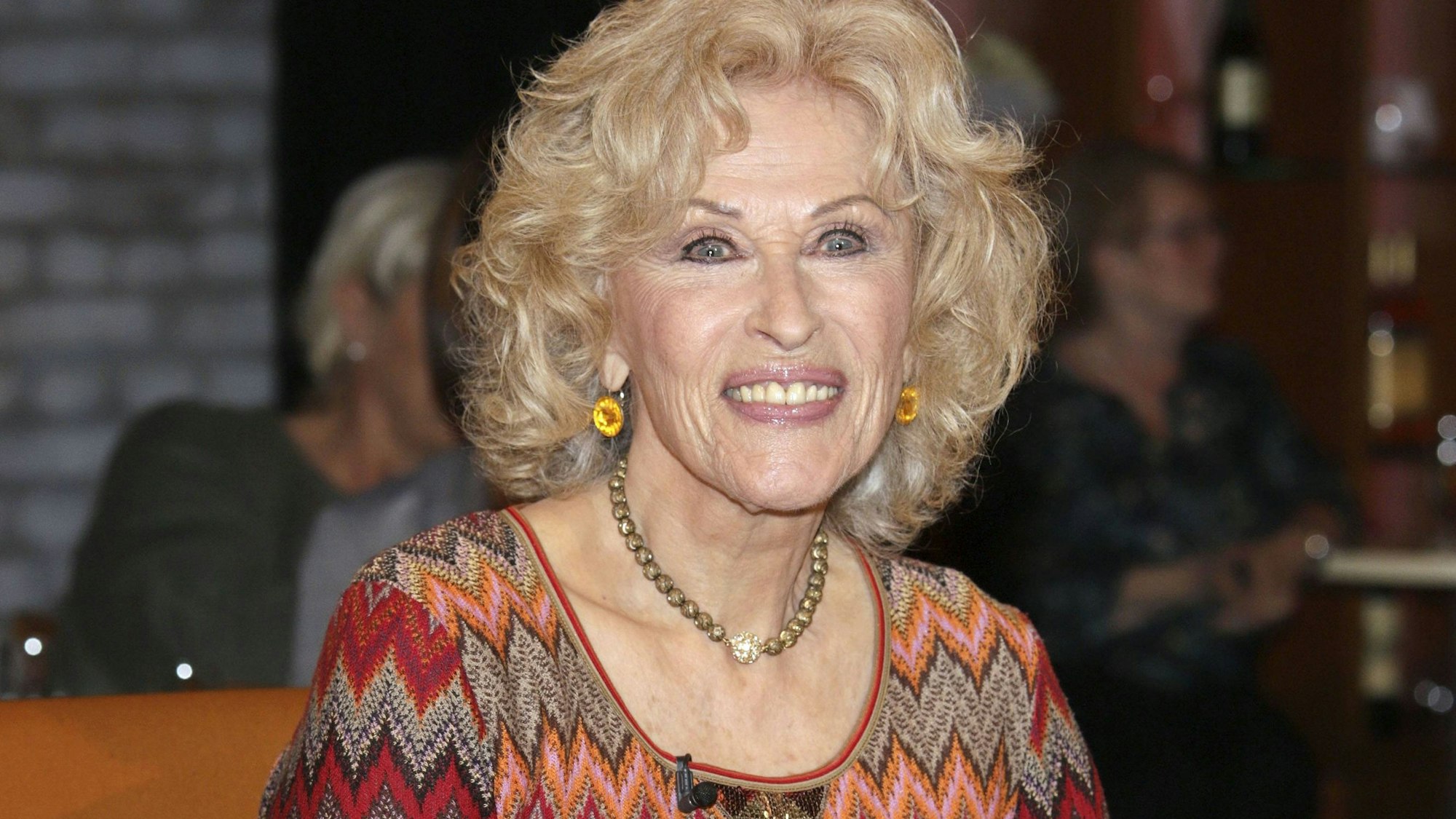 Bibi Johns im Fernsehstudio.
