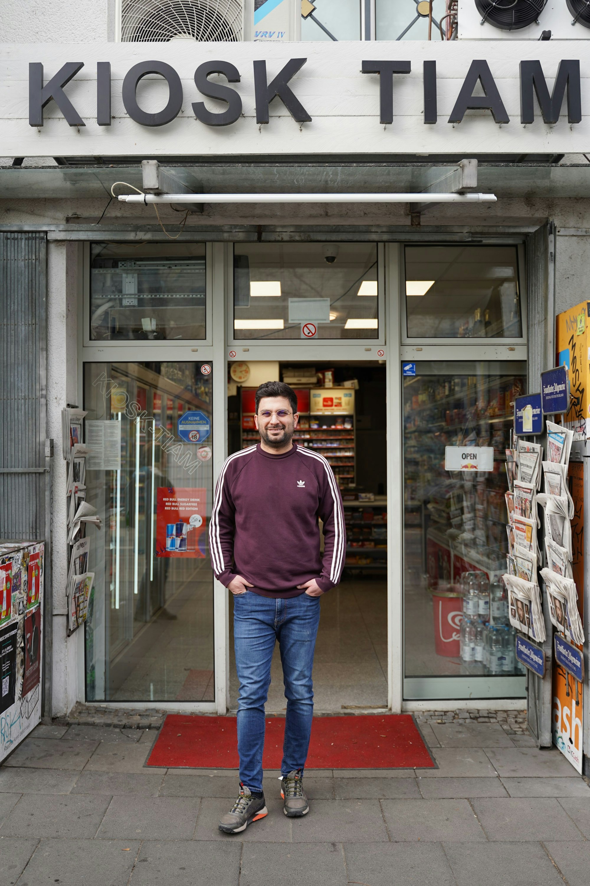 Karen Jalali steht vor seinem Kiosk auf der Zülpicher Straße.