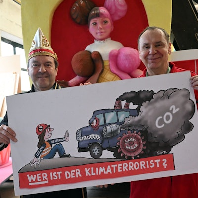 Jacques Tilly (r), Wagenbauer, und Hans-Jürgen Tüllmann, Geschäftsführer des Comitee Düsseldorfer Carneval, präsentieren einen Entwurf für den Mottowagen «Wer ist der Klimaterrorist». Mit der Präsentation des Wagens für den Rosenmontagsumzug will das Comitee Düsseldorfer Carneval unter anderem die Aktivisten der letzten Generation davon abbringen, möglicherweise durch Aktionen den Rosenmontagszug zu stören.