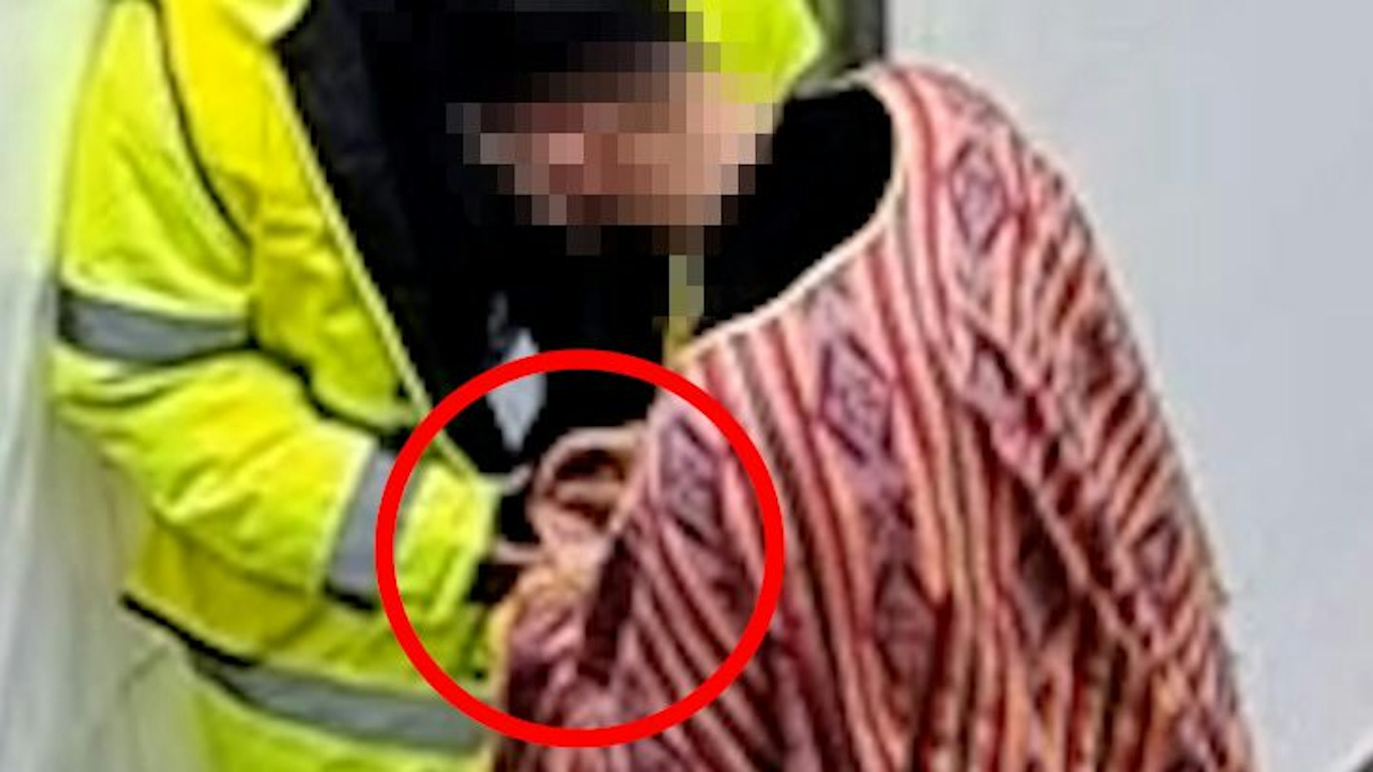 Auf der Engelbertstraße gibt ein Kostümierter einem Ordner mutmaßlich 10 Euro, um durch die Absperrung zu gelangen.