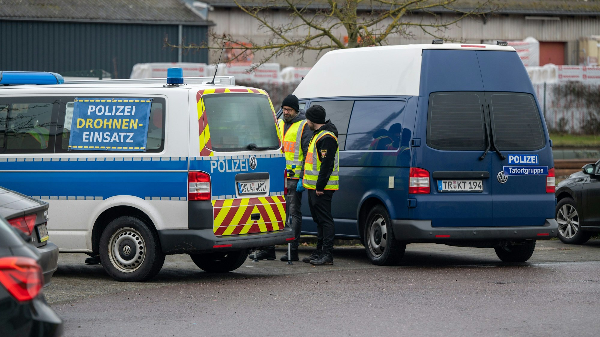 Polizisten von der Spurensicherung sichern Areale eines Tatorts um eine Discothek. Dort haben in der Nacht etwa 40 Personen mehrere Polizisten angegriffen und teilweise verletzt.