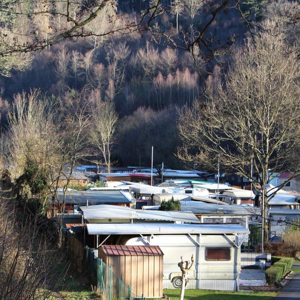 Der Campingplatz Dieffenbachtal in Schleiden von der B 258 aus gesehen.