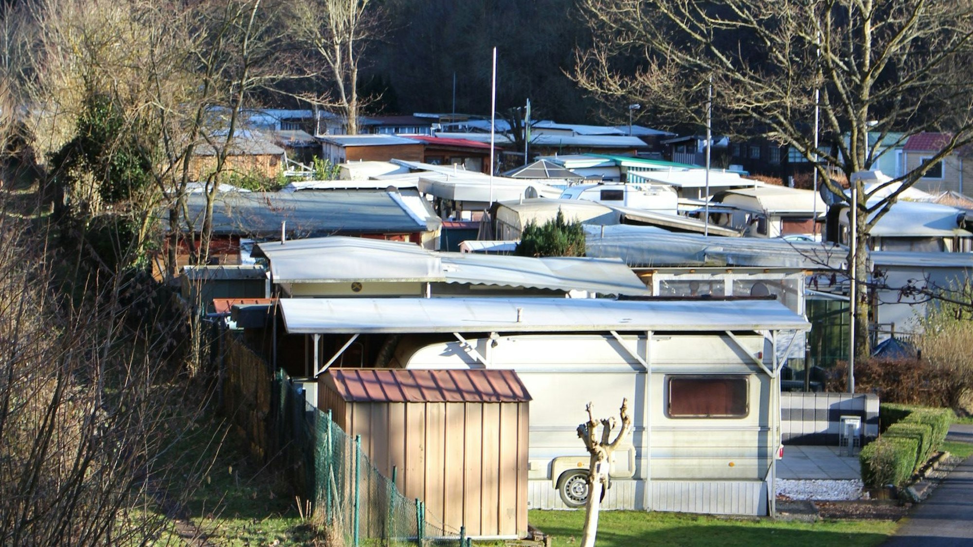 Der Campingplatz Dieffenbachtal in Schleiden von der B 258 aus gesehen.