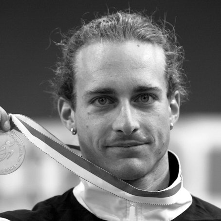Der deutsche Stabhochspringer Tim Lobinger zeigt im Ferry-Dusika Stadion in Wien bei den Leichtathletik-Hallen-Europameisterschaften nach der Siegerehrung seine Medaille.