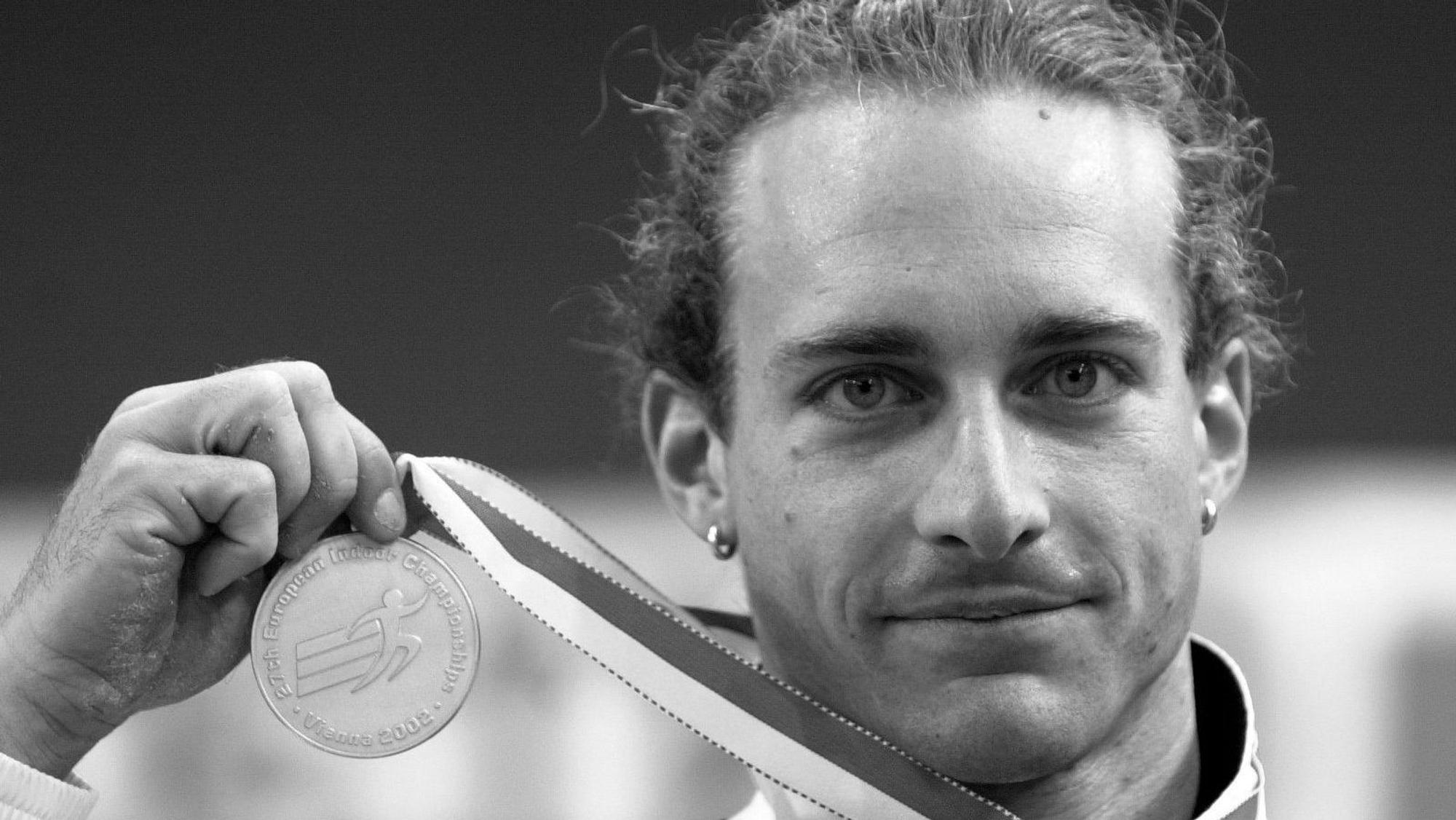 Der deutsche Stabhochspringer Tim Lobinger zeigt im Ferry-Dusika Stadion in Wien bei den Leichtathletik-Hallen-Europameisterschaften nach der Siegerehrung seine Medaille.