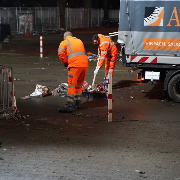 16.02.2023, Köln: Die AWB räumt die Uniwiesen nach den Feierlichkeiten zu Weiberfastnacht auf.