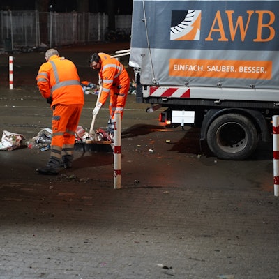 16.02.2023, Köln: Die AWB räumt die Uniwiesen nach den Feierlichkeiten zu Weiberfastnacht auf.