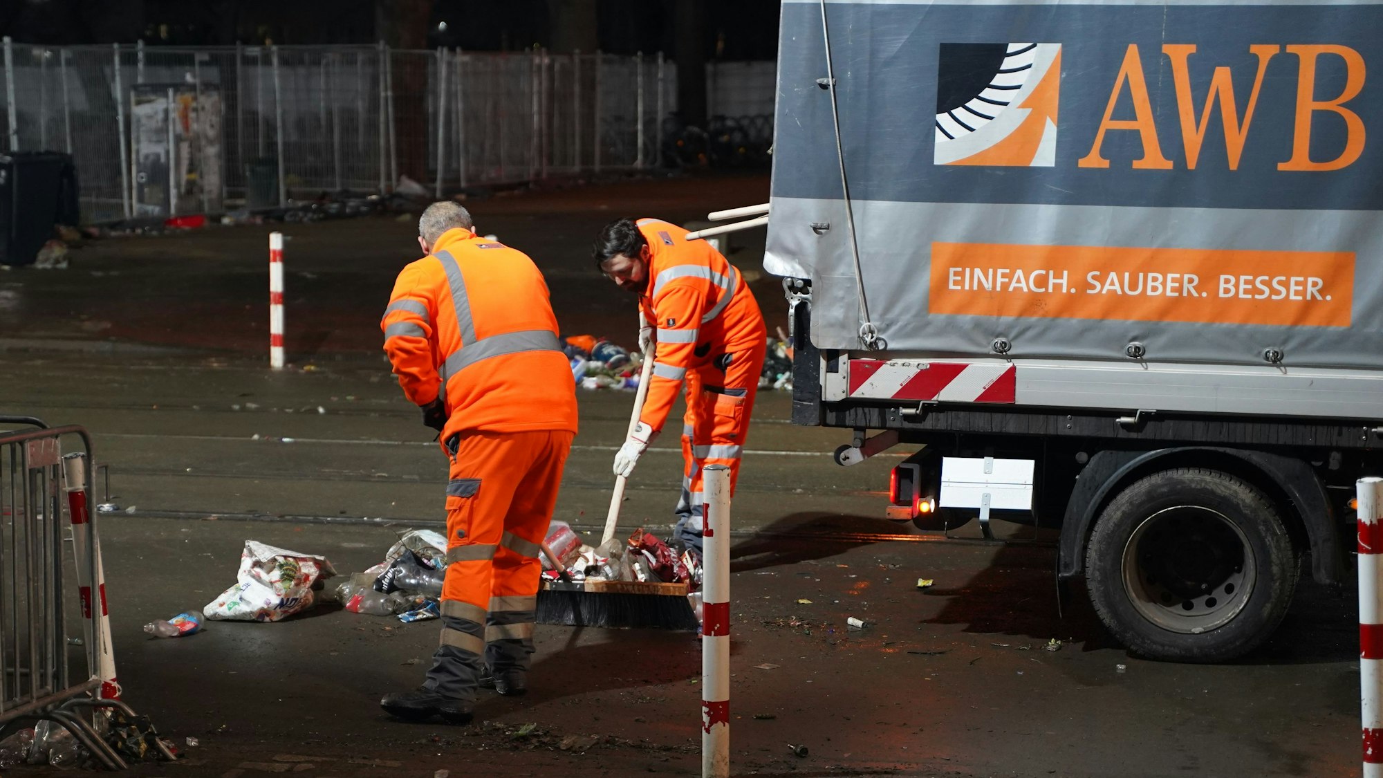 16.02.2023, Köln: Die AWB räumt die Uniwiesen nach den Feierlichkeiten zu Weiberfastnacht auf.