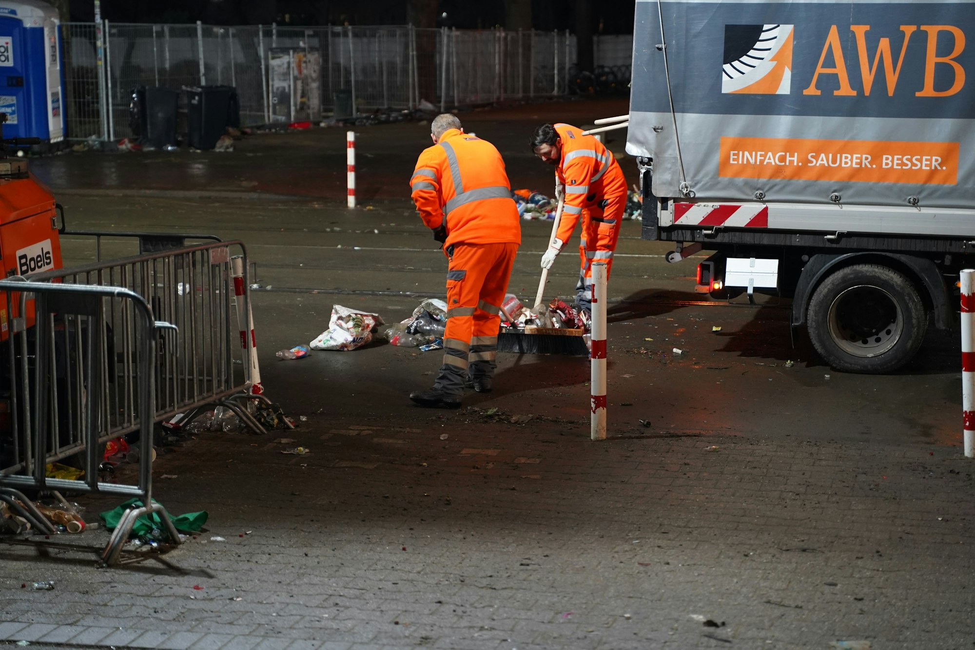 Mitarbeiter der AWB räumen an den Uniwiesen auf.