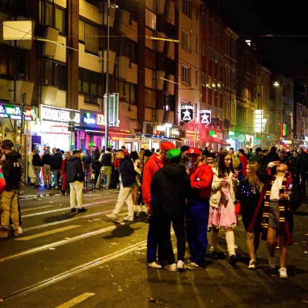 16.02.2023, Köln: Weiberfastnacht auf der Zülpicher Straße