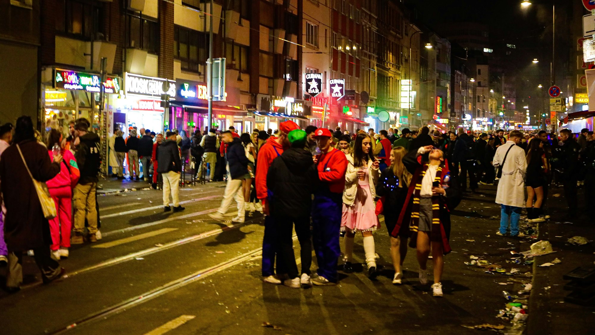 16.02.2023, Köln: Weiberfastnacht auf der Zülpicher Straße