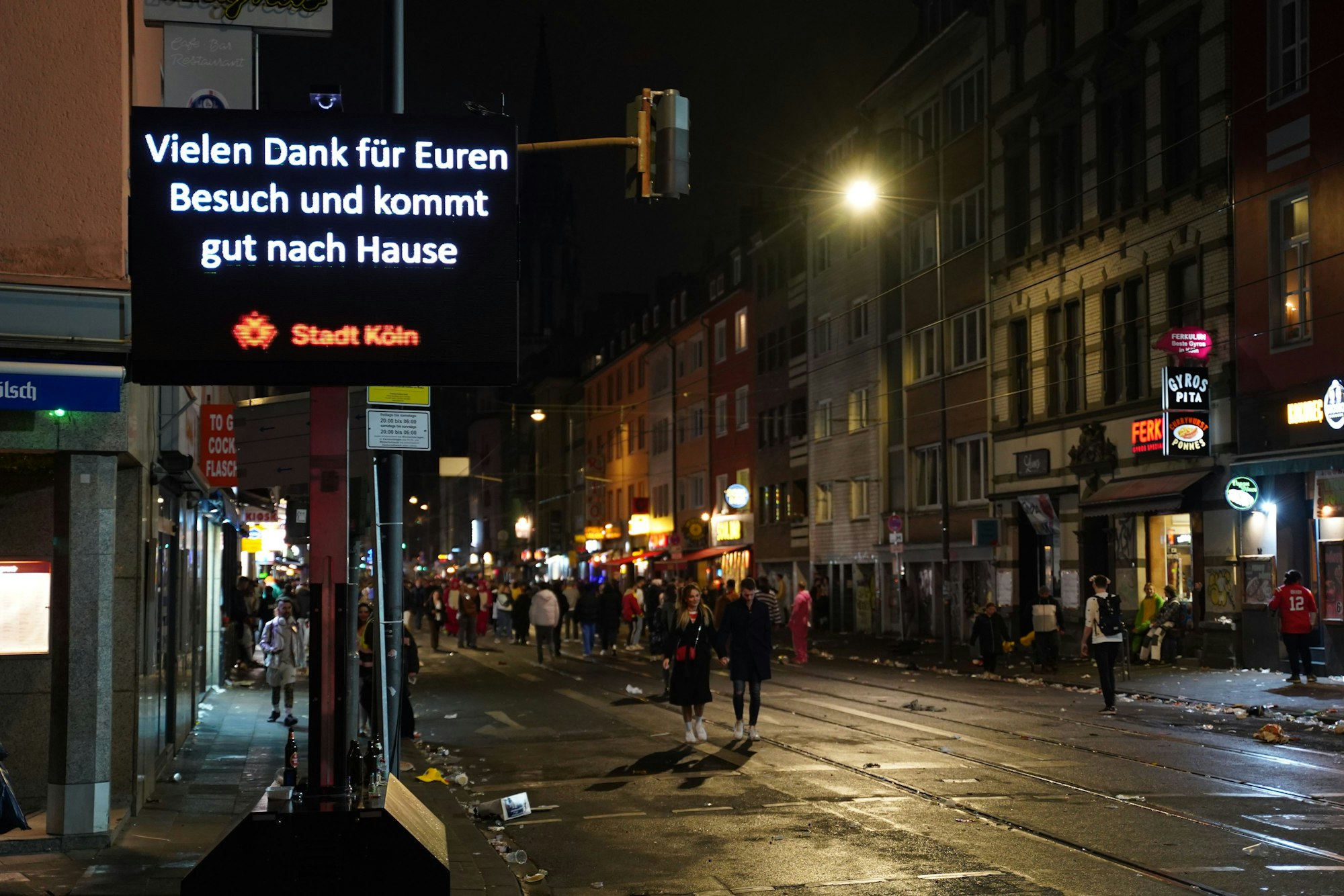 Eine Anzeigetafel der Stadt zeigt „Vielen Dank für Euren Besuch und kommt gut nach Hause“.
