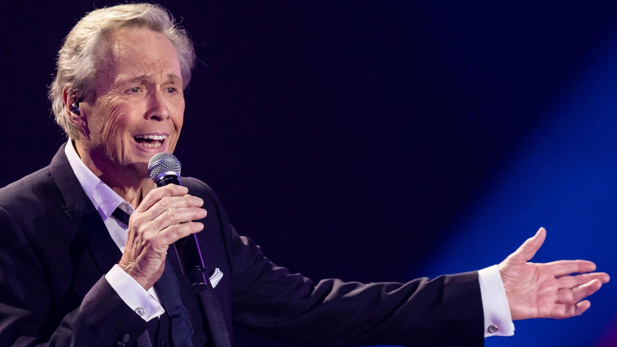 Peter Kraus steht während einer TV-Aufzeichnung im November 2021 auf der Bühne.
