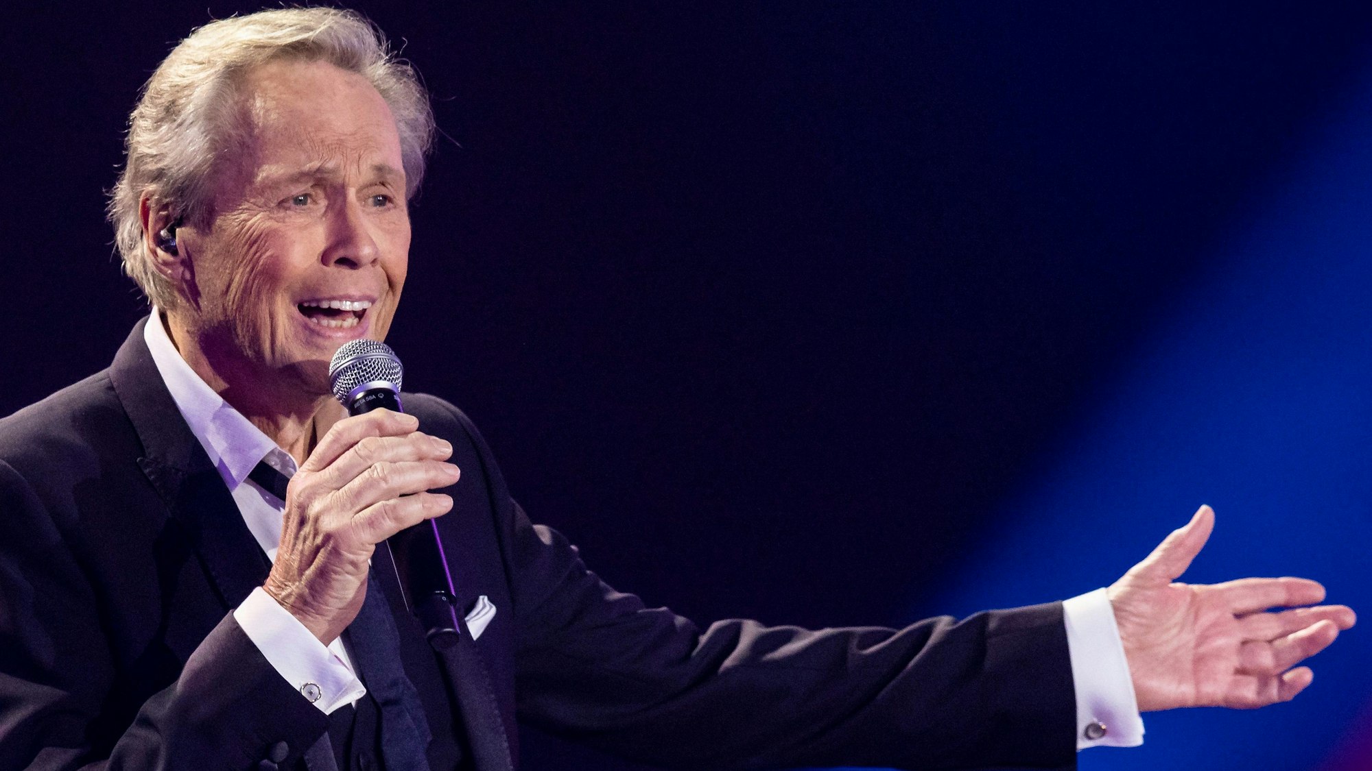 Peter Kraus steht während einer TV-Aufzeichnung im November 2021 auf der Bühne.