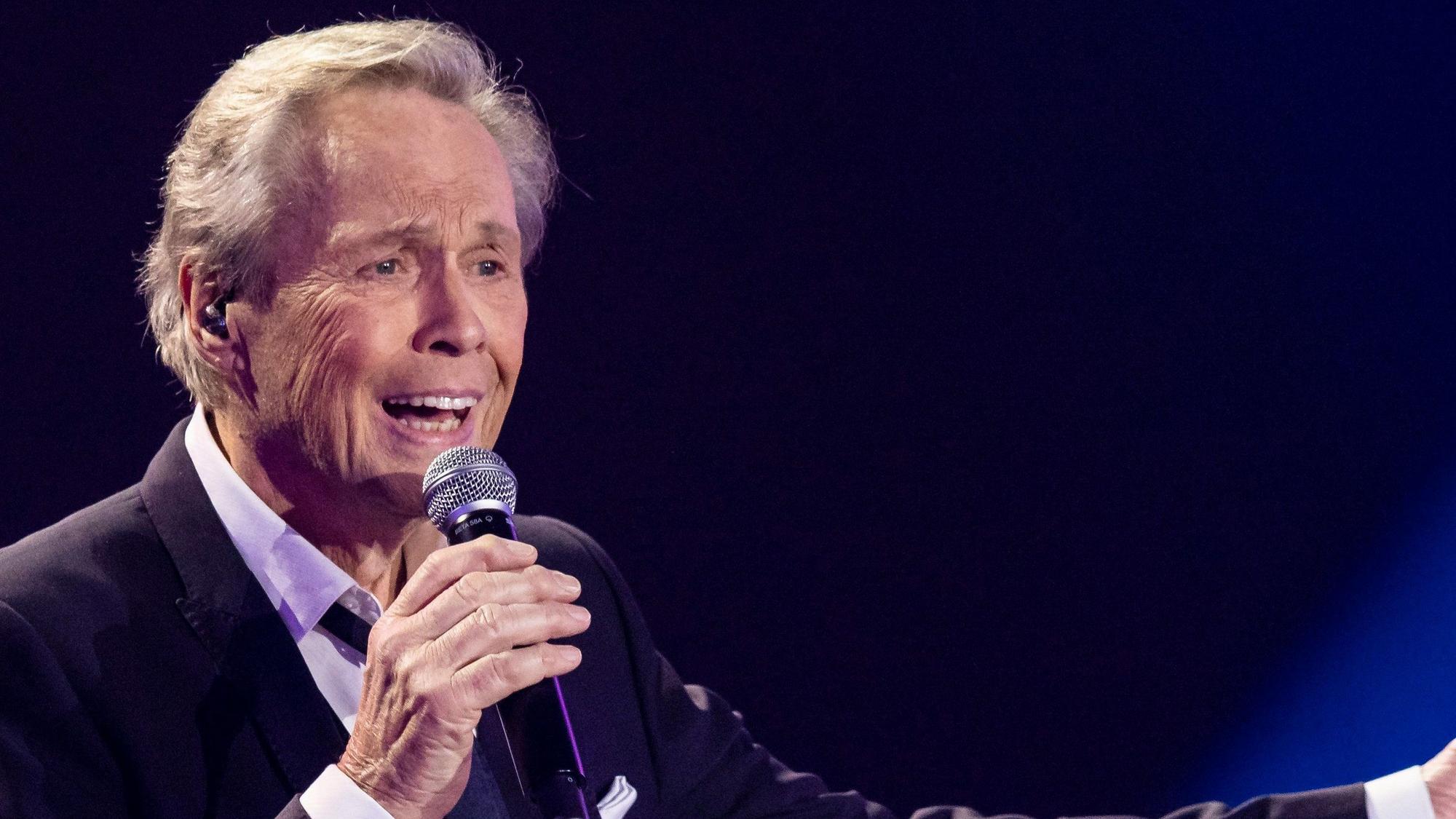 Schlager- und Rock'n'Roll-Legende Peter Kraus bei einem Auftritt.