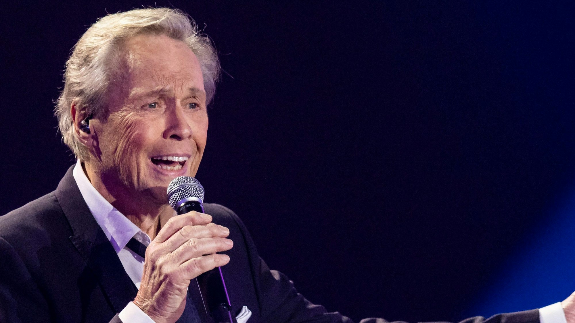 Schlager- und Rock'n'Roll-Legende Peter Kraus bei einem Auftritt.