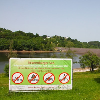 Ein Schild weist auf das Badeverbot am Kronenburger See hin.