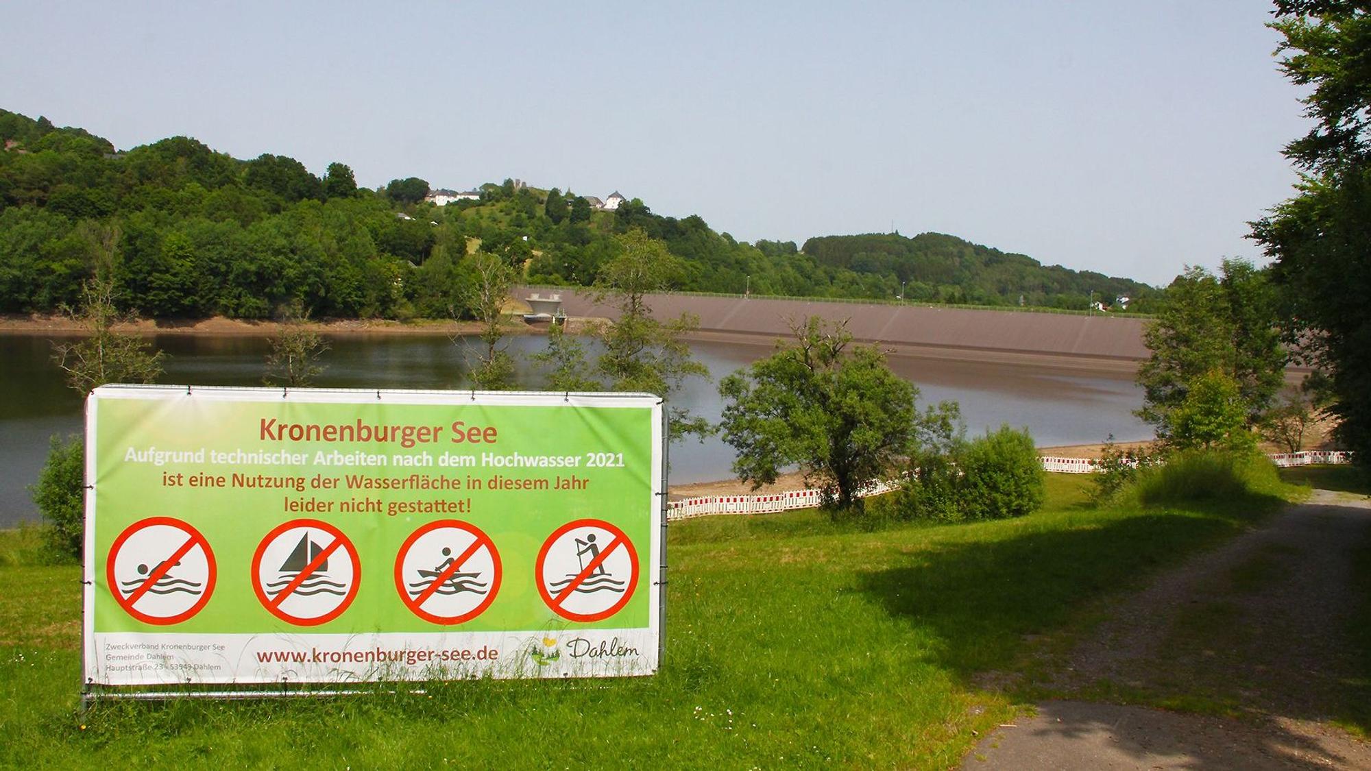 Das Badeverbot-Schild vor dem See.