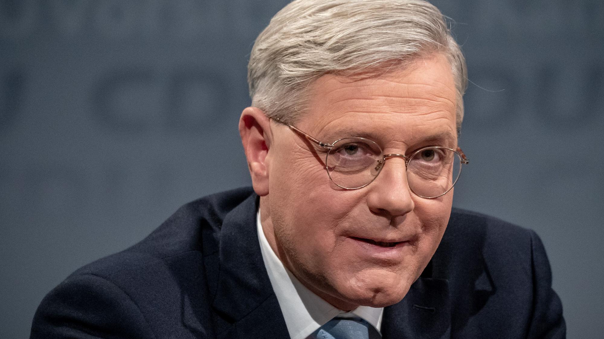 Norbert Röttgen trägt einen Anzug und blickt in die Kamera.