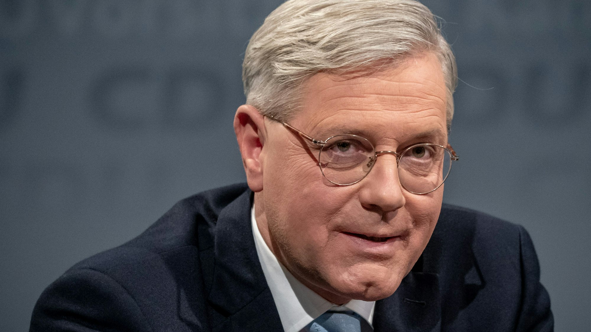 Norbert Röttgen trägt einen Anzug und blickt in die Kamera.