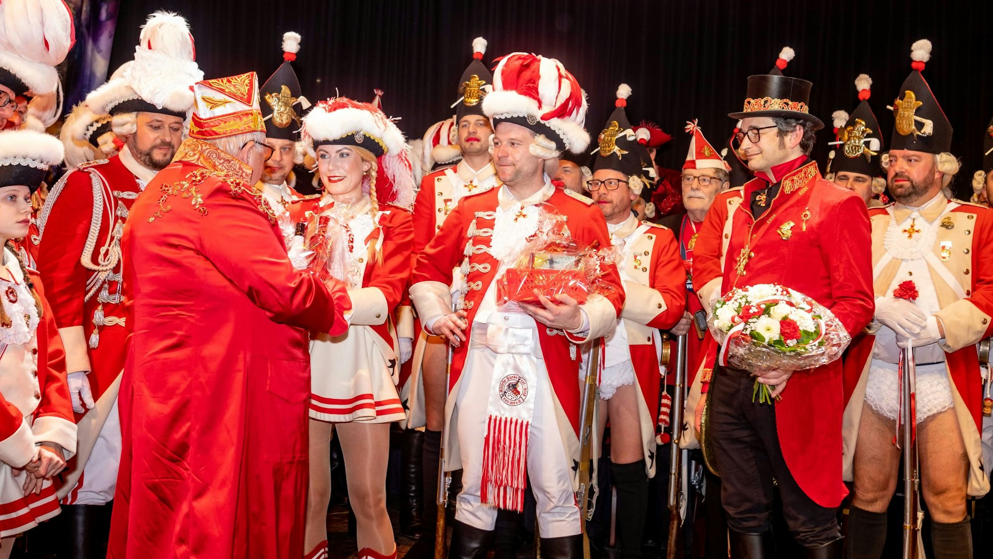 Rote Funken in ihren Uniformen