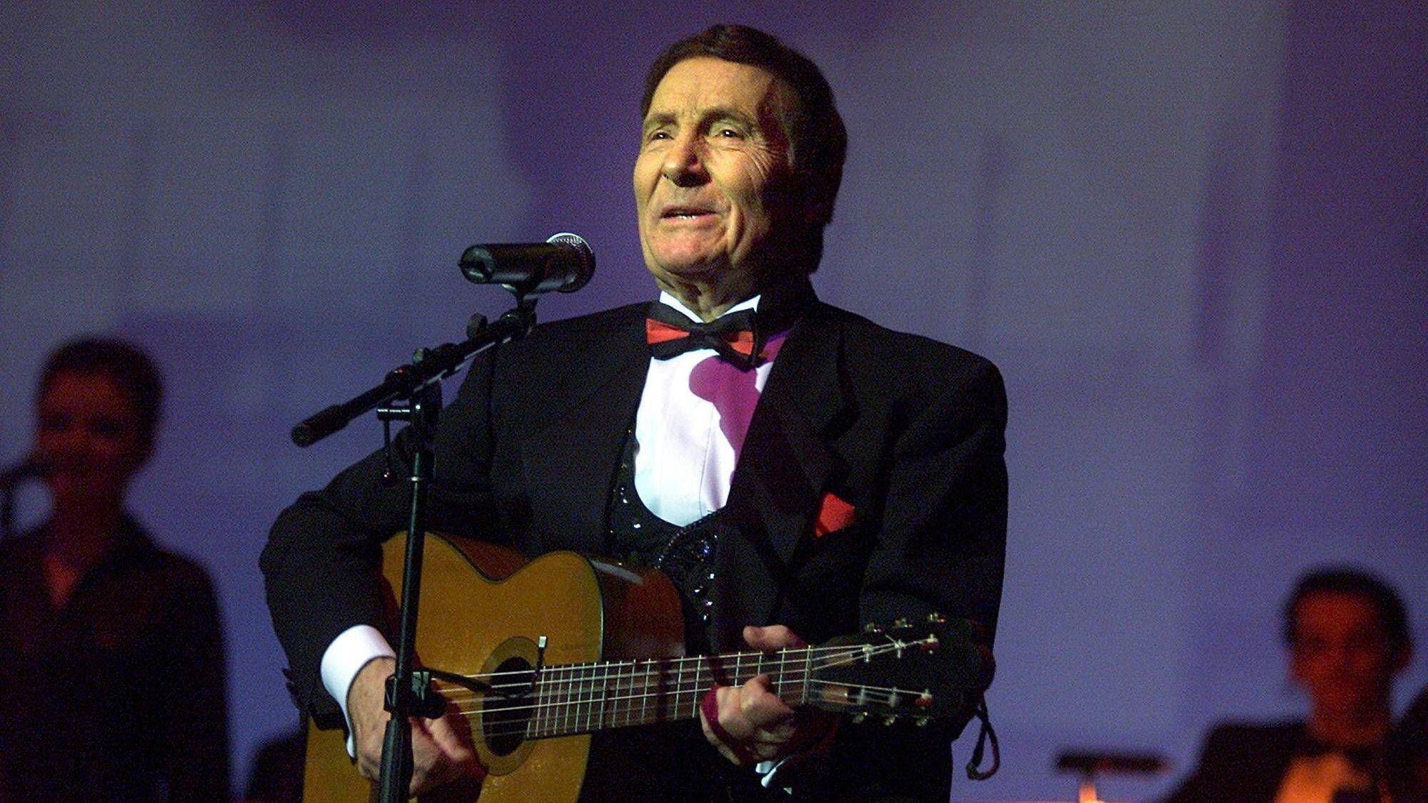 Freddy Quinn mit Gitarre.