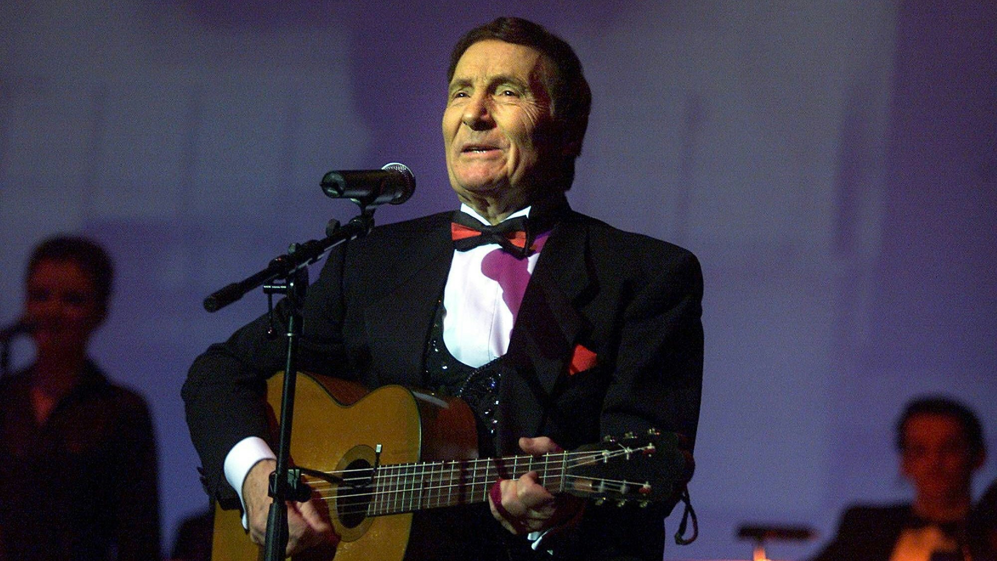 Freddy Quinn mit Gitarre.