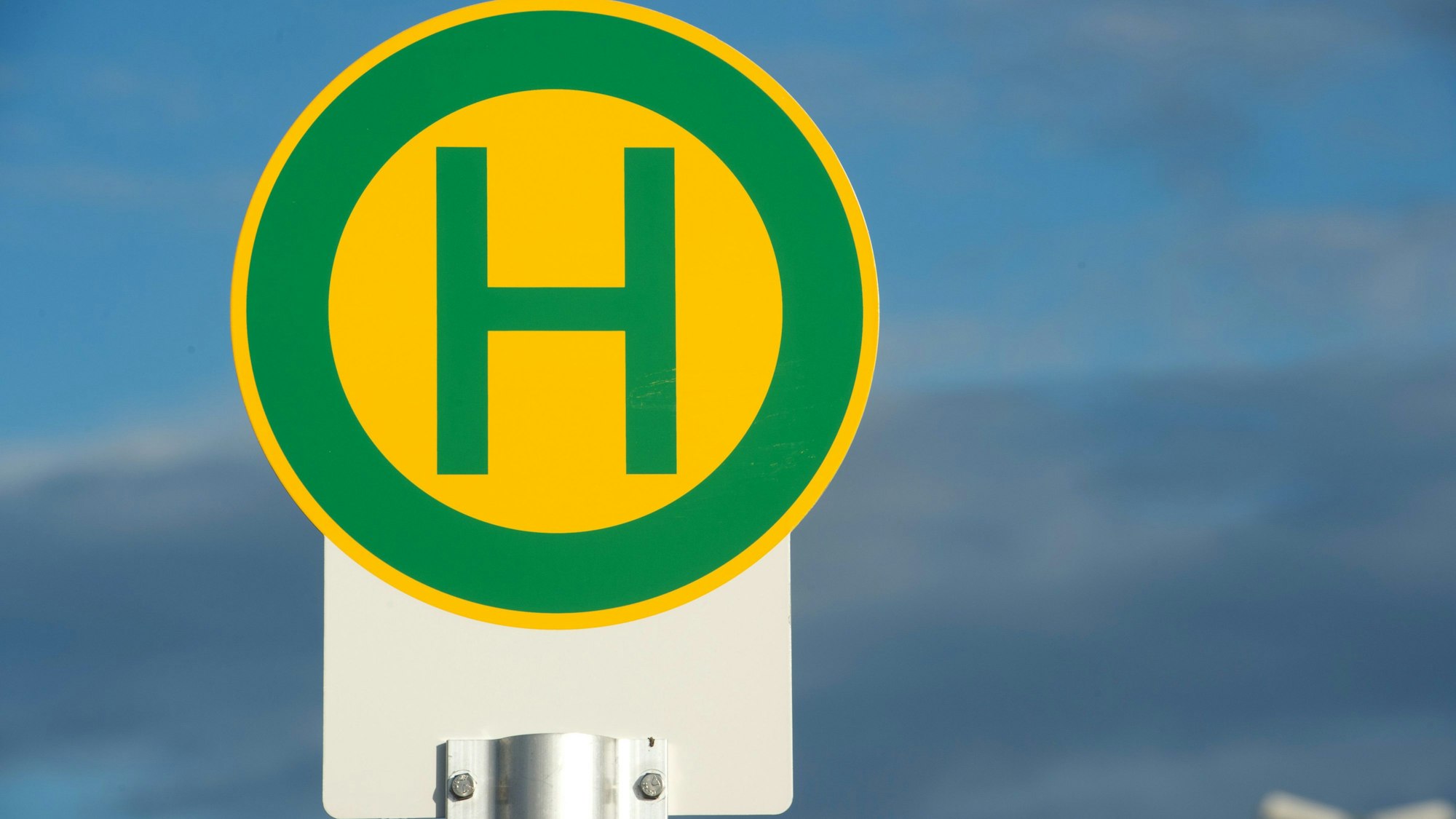 Es ist ein Schild für eine Bushaltestelle zu sehen.