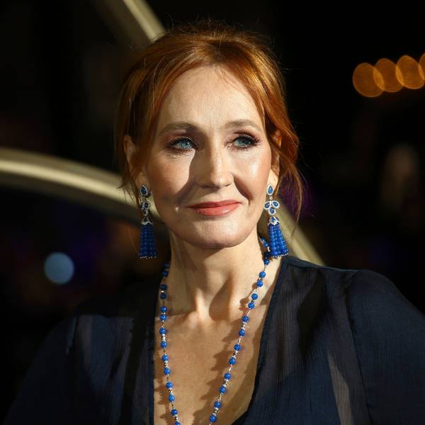 Autorin J.K. Rowling blickt an der Kamera vorbei.