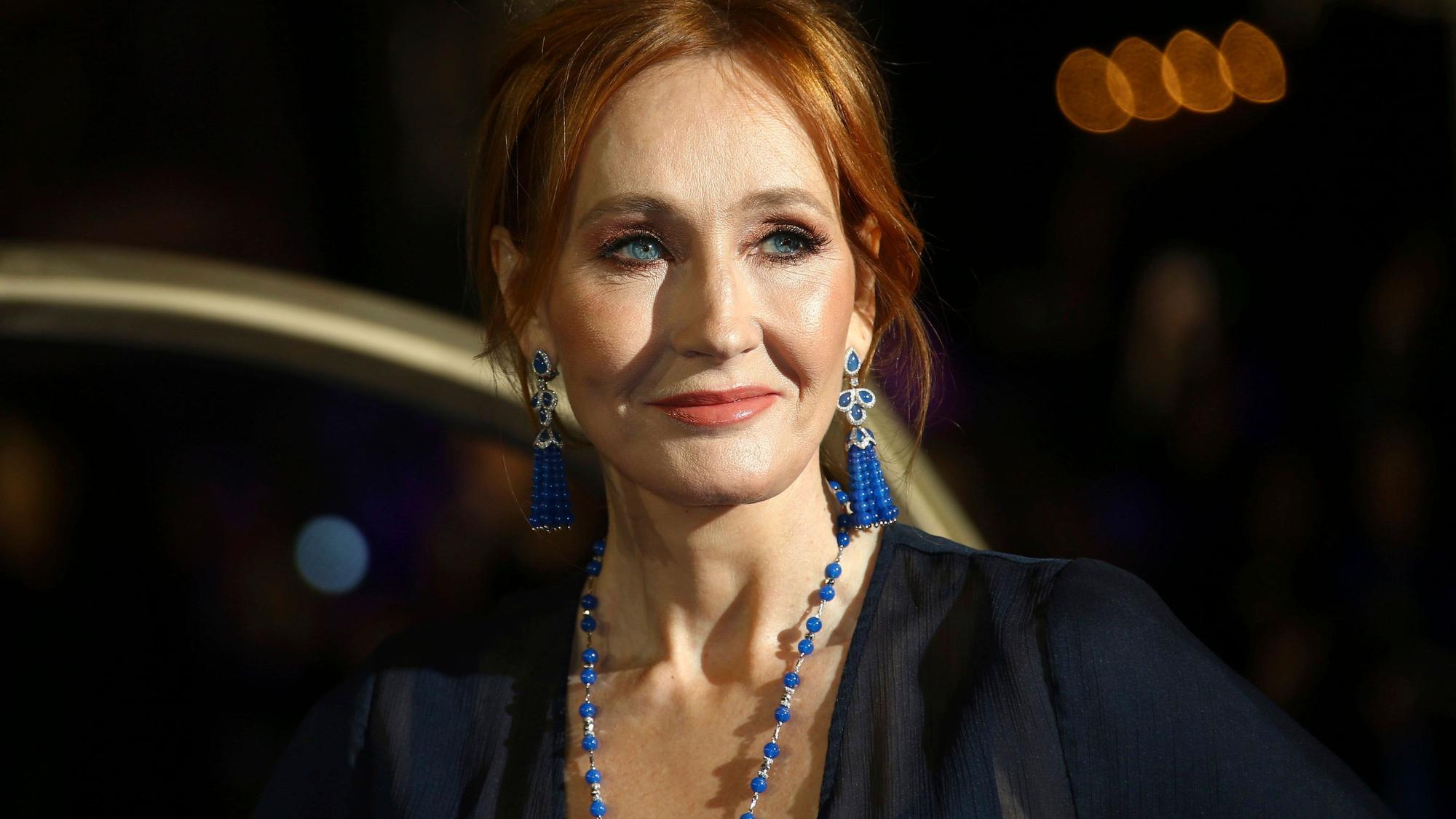 Autorin J.K. Rowling blickt an der Kamera vorbei.