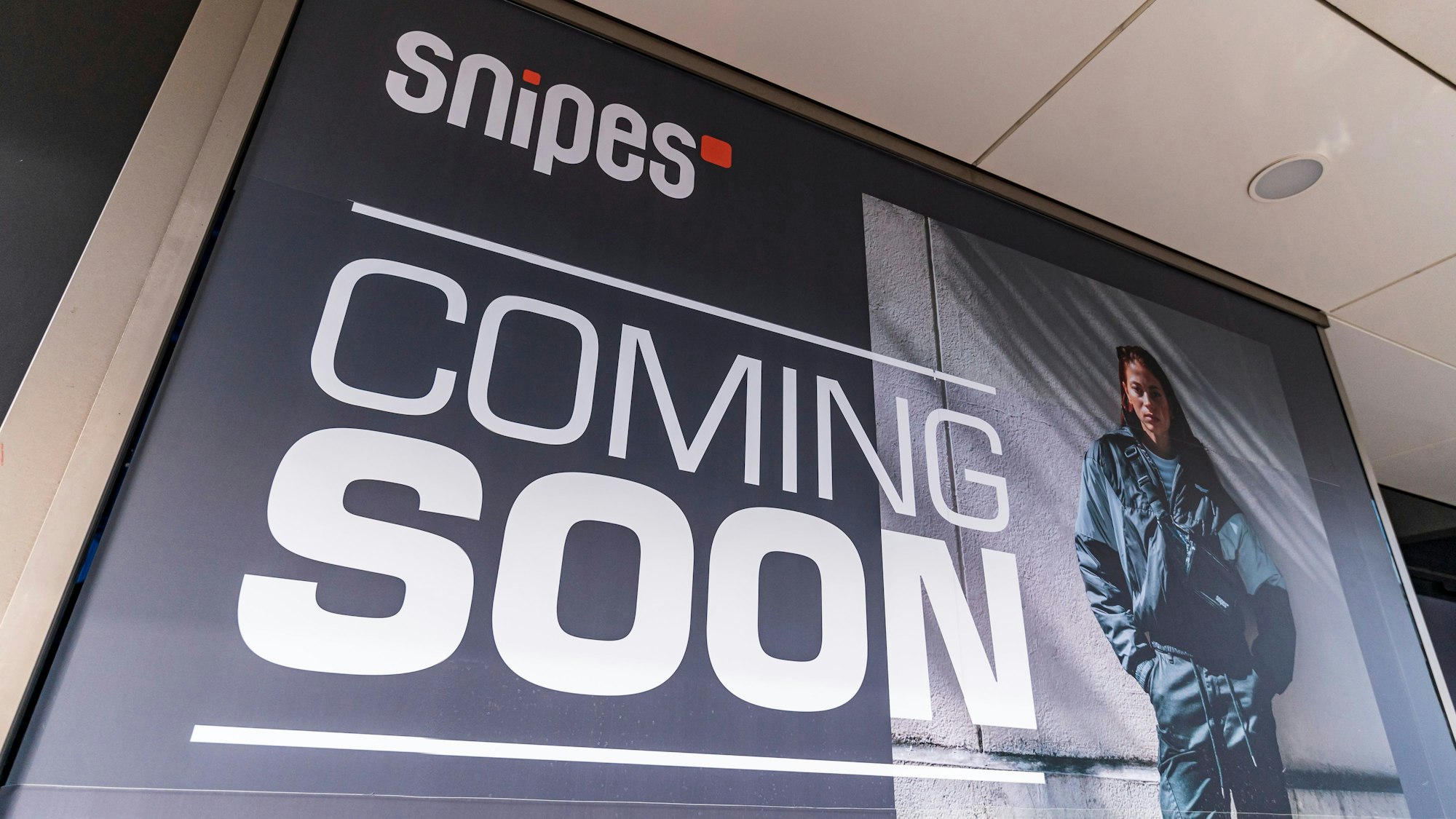 Es ist ein Schild mit der Aufschrift „Coming Soon“ von Snipes zu sehen.