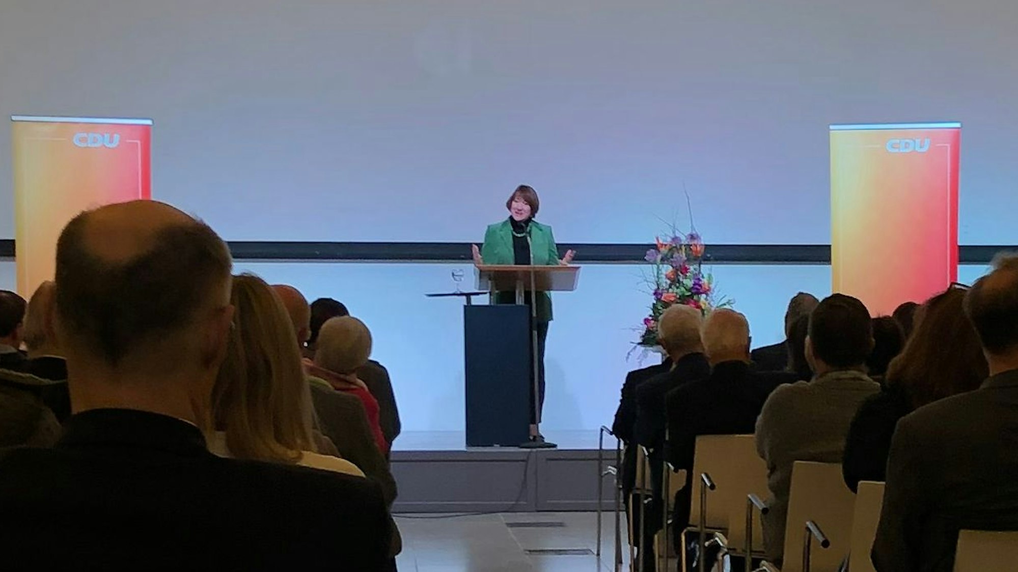 Hildegard Müller steht hinter einem Pult und hält eine Rede