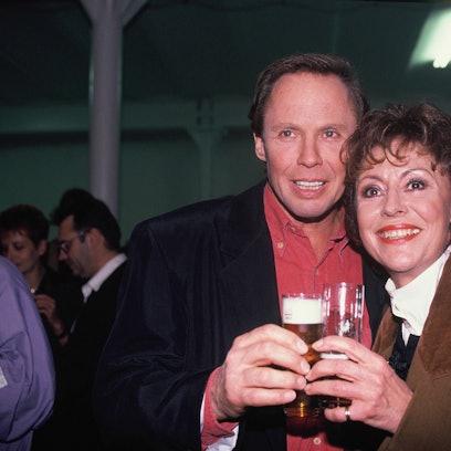 Peter Kraus und Caterina Valente mit Bier in der Hand.