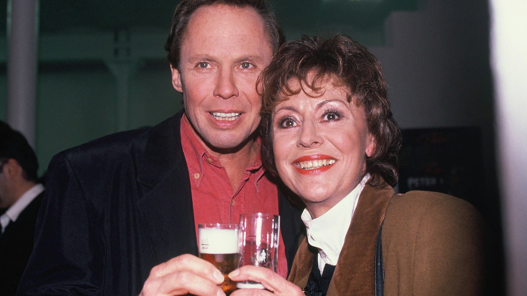 Peter Kraus und Caterina Valente mit Bier in der Hand.