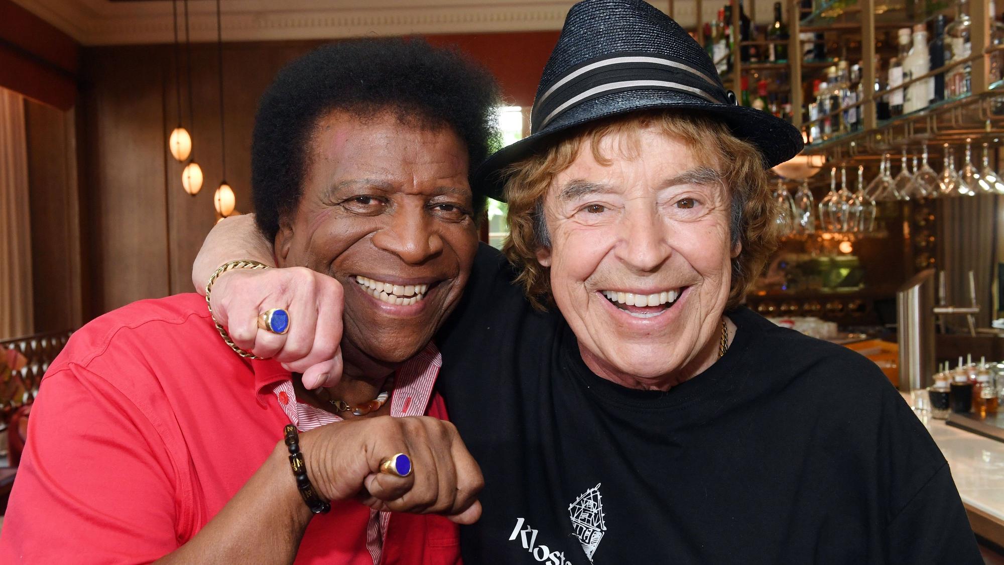 Roberto Blanco und Tony Marshal umarmen sich.