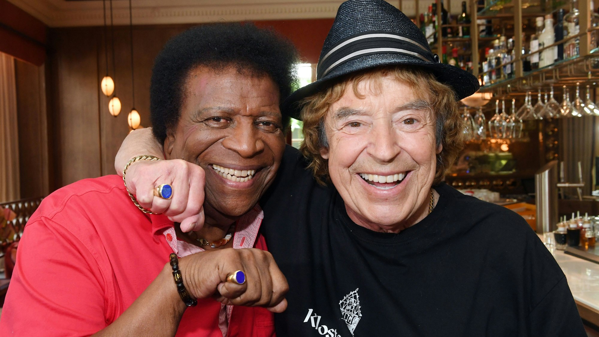 Roberto Blanco und Tony Marshal umarmen sich.