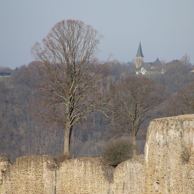 Es ist der Blick von einem Punkt des Burgweges zu sehen.